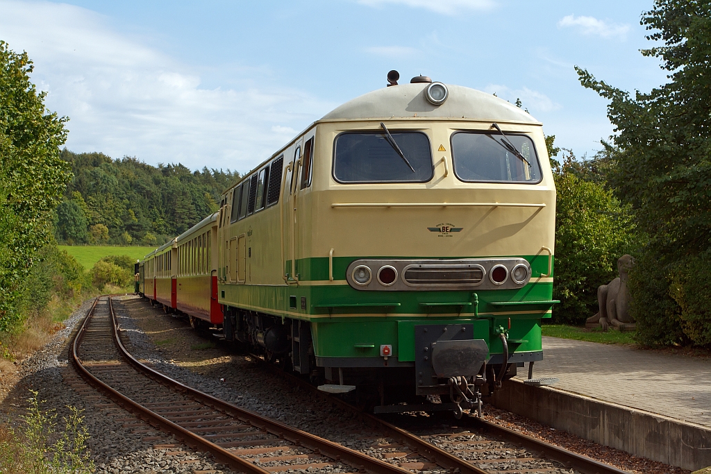 Die schmalspur (1000mm) Diesellok D5 (ex FEVE 1405) der Brohltalbahn steht am 18.08.2011 im Bf Engeln mit Zug f�r R�ckfahrt bereit. Die Lok wurde 1966 unter der Fabriknummer 31004 bei Henschel  gebaut. Sie hat eine Leistung von 1200 PS und eine Bauart B-B. Im Jahr 1998 kam die Lok von Spanien ins Brohltal.