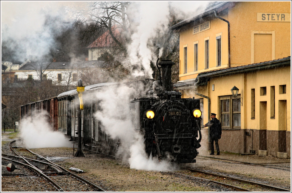 Die Schmalspurdampflok 298.52 (Bj 1898) fhrt auf der Steyrtalbahn mit einem Foto GmP von Steyr nach Grnburg.  
Steyr Lokalbahnhof  6.1.2012