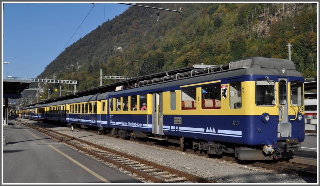 Die Schmalspurzge der BOB von Interlaken Ost nach Lauterbrunnen und Grindelwald verkehren bis Zweiltschinen gemeinsam und sind dadurch besonders lang. An der Spitze steht ABe 4/4 308  Gsteigwiler  hier kurz vor der Abfahrt in Interlaken Ost. (01.10.2011)