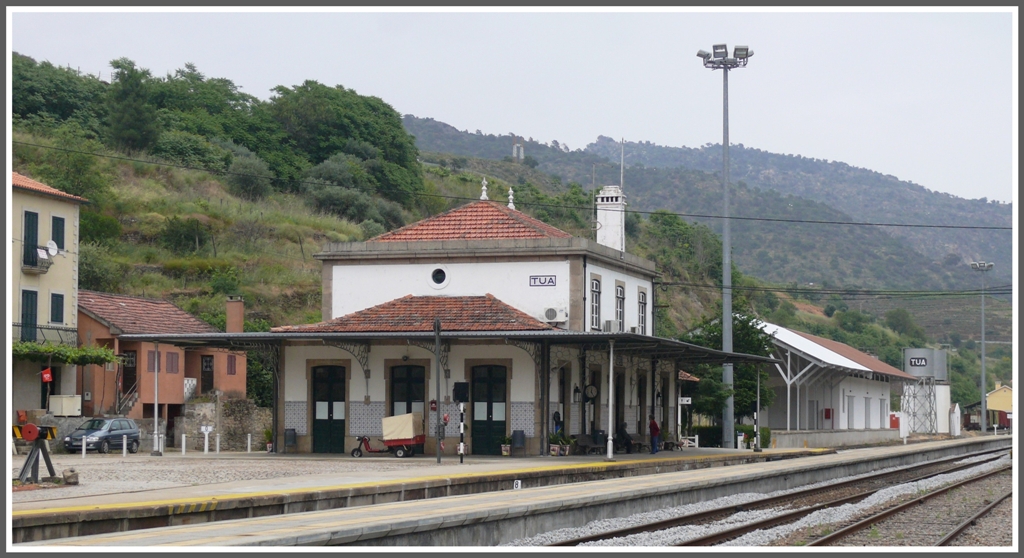 Die schmucken Bahnhfe auf der Douro Linie, wie hier Tua, passen so gar nicht zum allgemeinen Verfall der Schmalspurbahnen, die die Seitentler erschlossen haben. (17.05.2011)