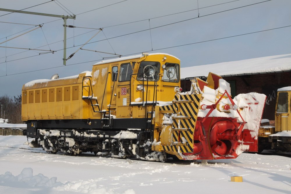 Die Schneeschleuder 716 002 wird gleich die Strecke zwischen Parchim und Karow vom Schnee befreien. 03.02.2010