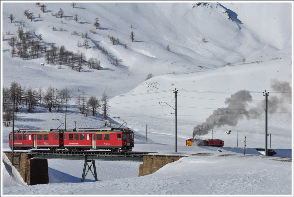 Die Schneeschleuder dampft auf Sichtdistanz hinter den beiden Triebwagen 47 und 49 her. (26.02.2011)