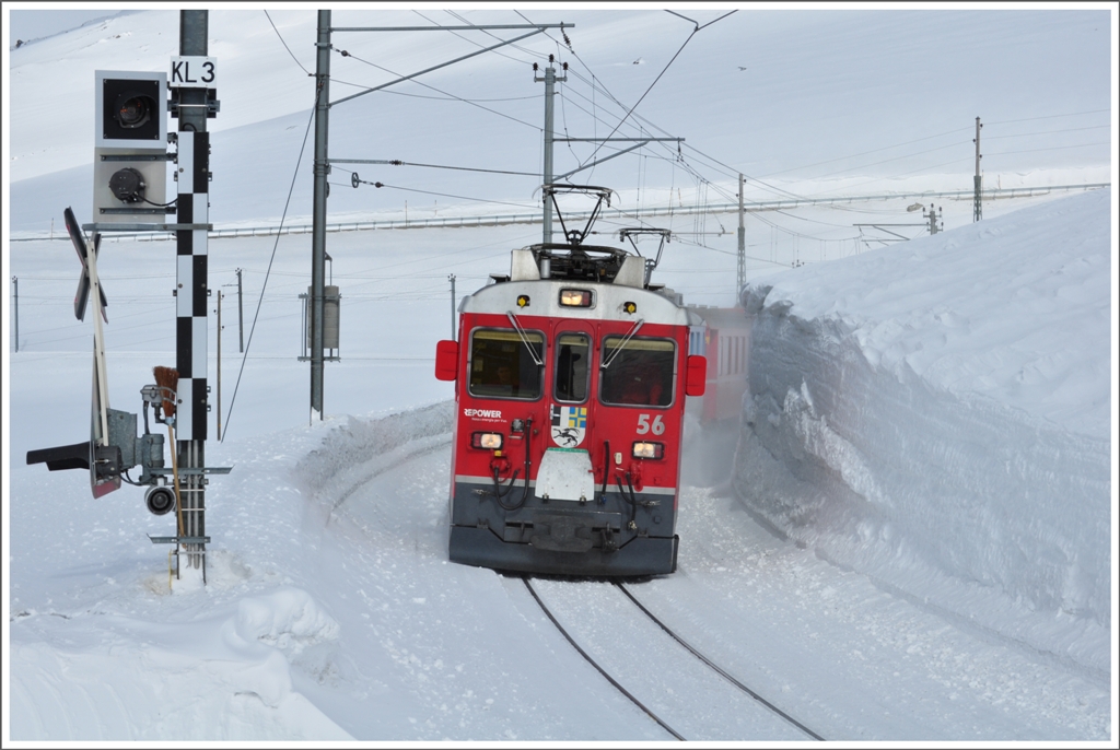 Die Schneeverwehungen erreichen die Hhe des ABe 4/4 III 56  Corviglia . (22.02.2011)