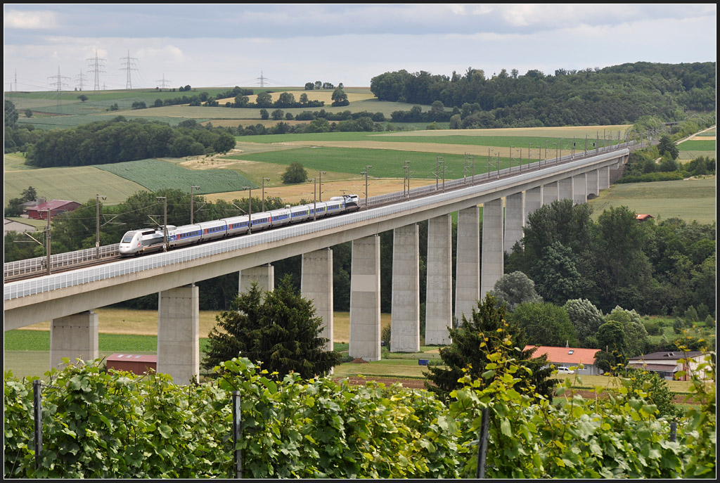 Die schnellsten Triebköpfe der Welt - 

Am 3. April 2007 wurde mit einem Versuchzug, gebildet aus den Triebköpfen des TGV POS 4402 und drei Doppelstockwagen, der Geschwindigkeitsweltrekord des Rad-Schiene-Systems aufgestellt mit 574,8 km/h. Hier die regulär zusammengestellte TGV-POS-Garnitur 4402 auf der Fahrt von Stuttgart nach Paris auf dem Enztalviadukt bei Enzweihingen. 

23.06.2011 (J)
