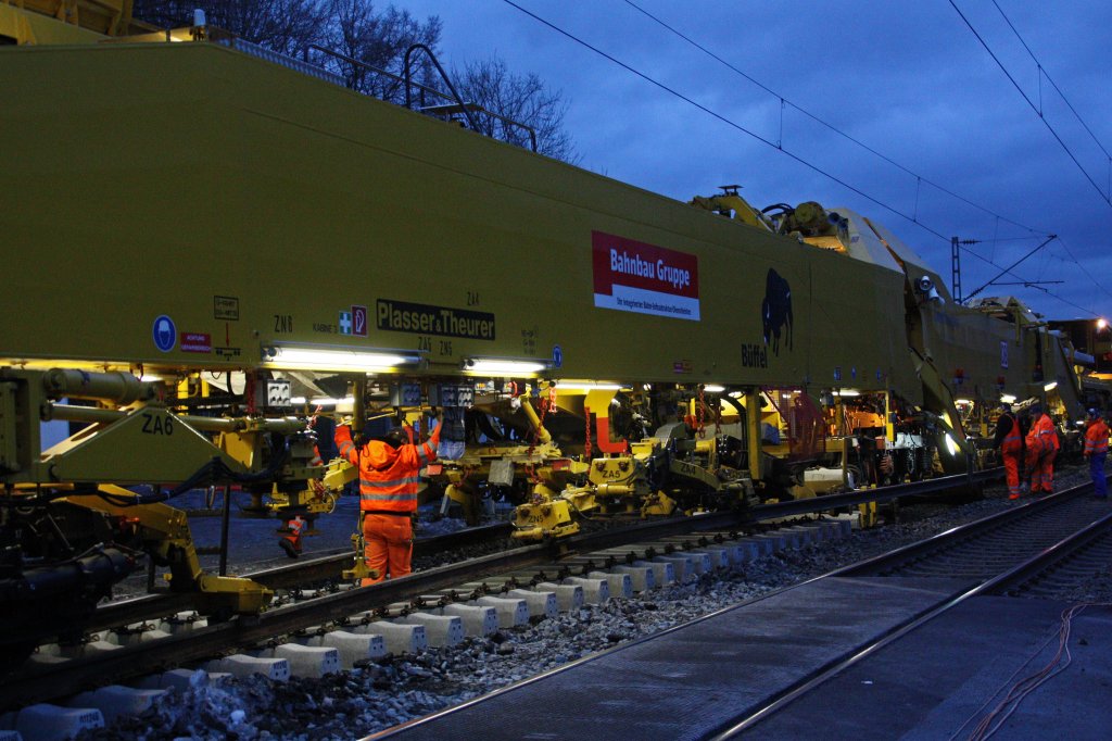 Die Schnellumbaumaschiene SUM 315 der DGT am 8.1.11 im Einsatz zwischen Ratinegn-Lintorf und Duisburg-Entenfang