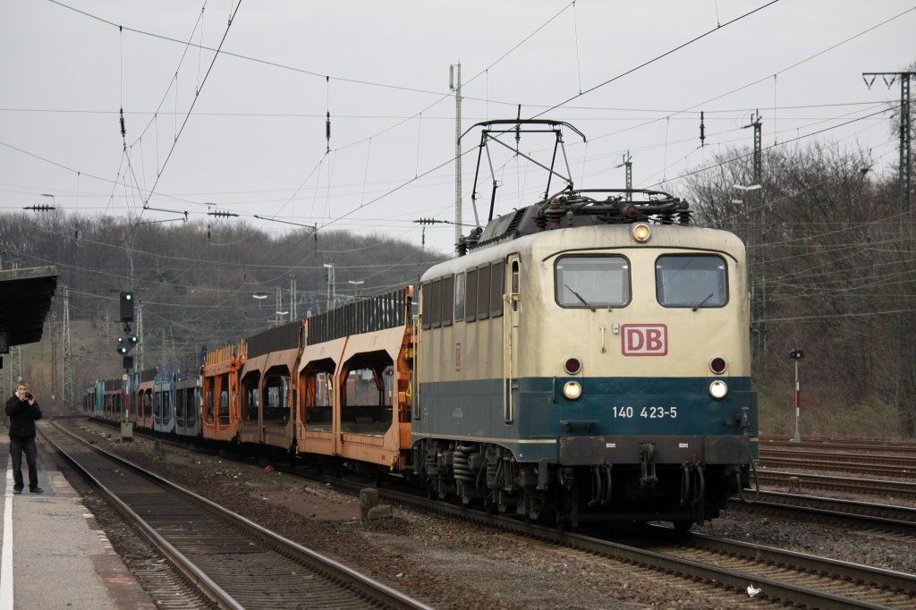 Die schnste Lok der Welt fuhr am 12.03.2011 durch Kln West, die 140 423-5.