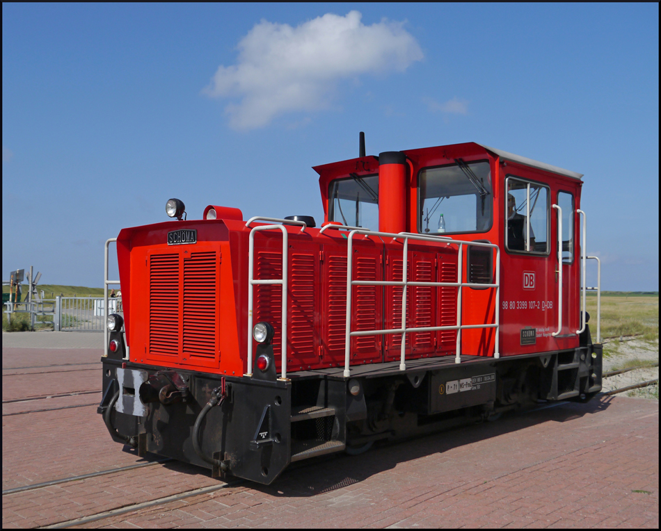 Die von Schöma 1999 gebaute 399 107-2 fährt für DB Autozug auf der 3,4 km langen Schmalspurstrecke der Wangerooger Inselbahn. Hier setzt sie am Westanleger für die Rückfahrt ins Inseldorf auf die andere Seite des Zuges um. (30.08.2012)