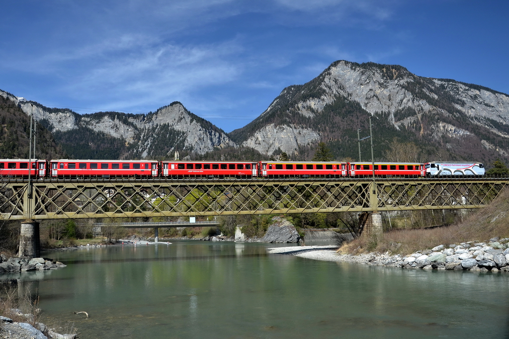 Die schne   Unesco   Lok Ge 4/4 650 zieht einen Regionalzug nach Chur. Eine Stunde spter kommt sie zurck und ist vor dem Glacier-Express gespannt. Das sieht dann auch besser aus. Hinterrheinbrcke bei Reichenau am 3.4.2011.