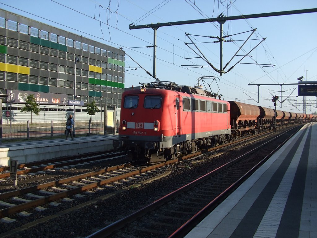 Die schne 139 562-3 zieht einen Gterzug durch den Bielefelder Hauptbahnhof. Aufgenommen am 22.09.2010.