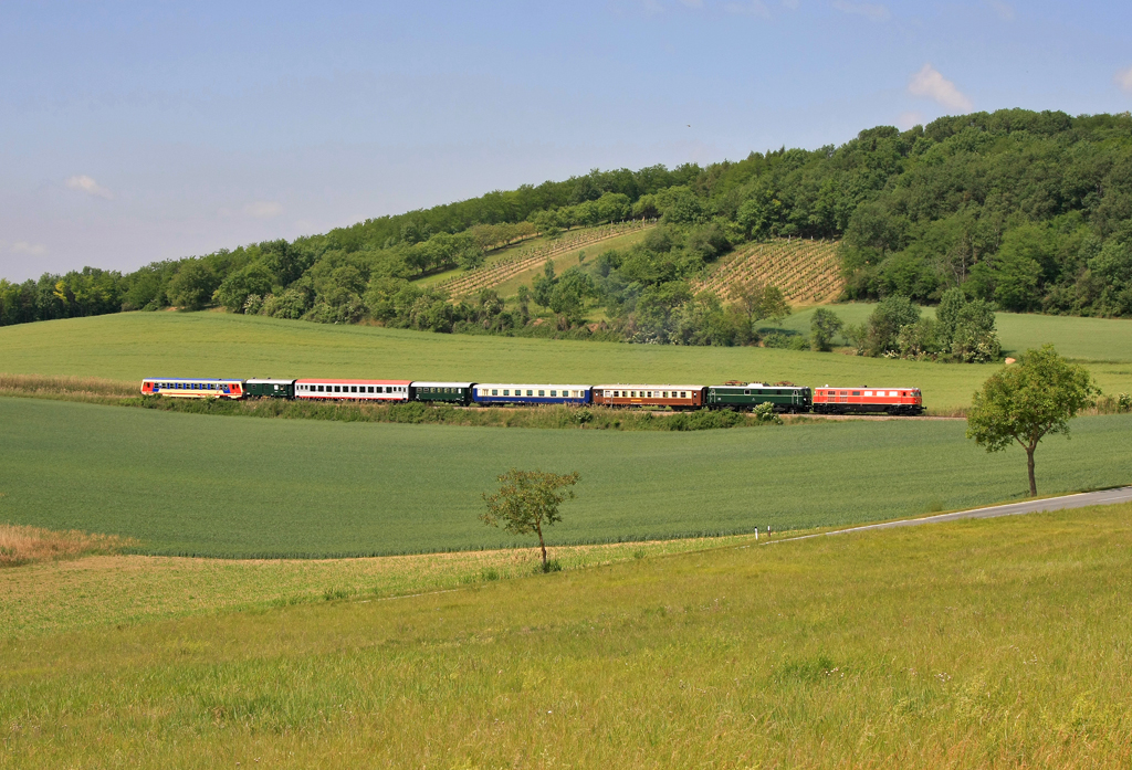 Die schne 2050 009 bespannte am 29.5.2012 eine auergewhnliche Garnitur bei Wetzleinsdorf, welche als SLP 17114 nach Ernstbrunn unterwegs war. Hinter der 2050 war die 1010.010 eingereiht, am Zugschluss der 5047 001.