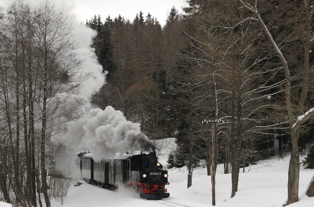 Die schne 99 542 ist am 28.02.2010 mit ihren Zug nahe der Fahrzeughalle in Richtung Jhstadt unterwegs.