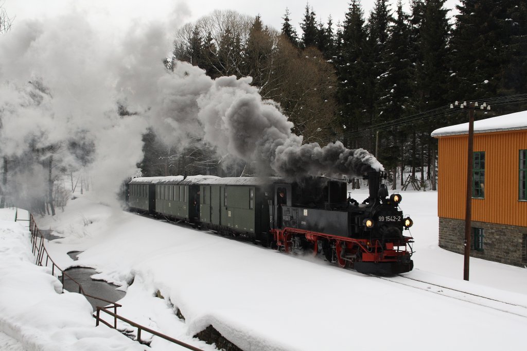 Die schne 99 542 ist am 28.02.2010 mit ihren Zug nahe der Fahrzeughalle in Richtung Jhstadt unterwegs.