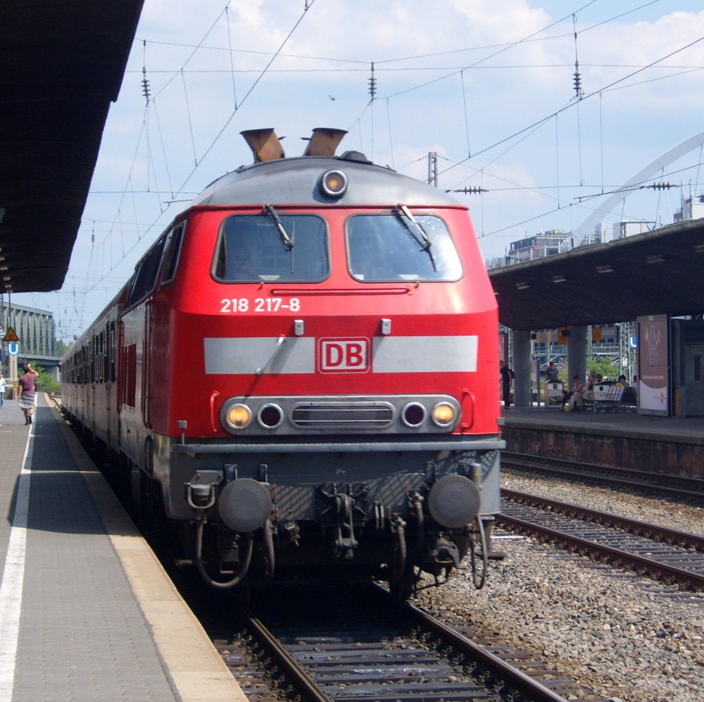 Die schne alte Zeit. Die 218 217-8 am 04.07.2009 bei der bereitstellung in Kln Messe/Deutz.