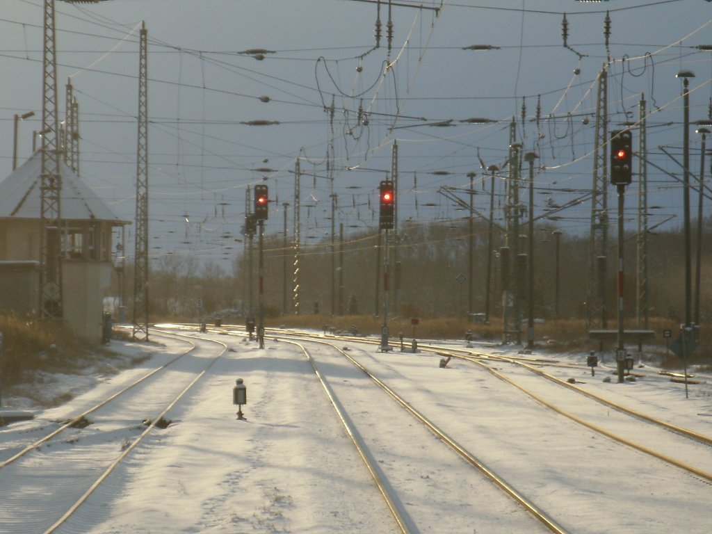Die sch�ne Seite des Winters zeigt Dieses Bild das die Ausfahrsignale Richtung Putbus und Stralsund in Bergen/R�gen zeigt.Aufnahme am 06.Dezember 2012.