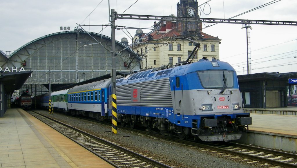 ... die Schne  von Skoda, 380 010-9 am 02.10.12 mit einem Regionalzug beim Halt in Praha - hlavni ndrazi (Prag Hbf) 