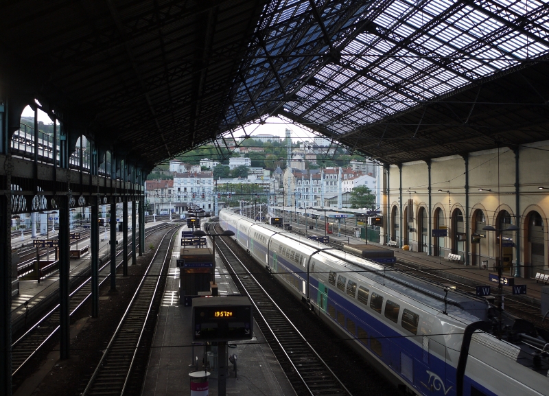 Die Schnheit des alten Stationsgebudes von Lyon-Perrache lsst sich nur noch in der Bahnhofshalle nachvollziehen - hier mit einem TGV Duplex. Von auen ist das Gebude zugebaut mit einem monstrs hsslichen Einkaufszentrum - und absolut unfotografierbar. 6.9.2011