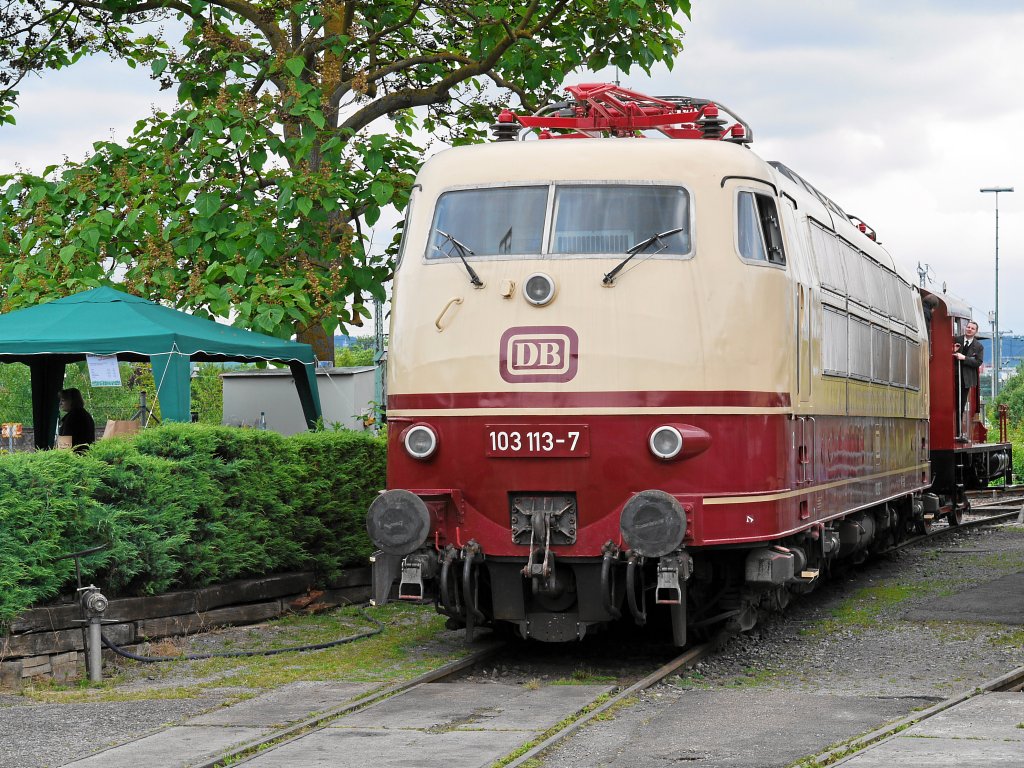 Die Sch�nheitsk�nigin 103, hier 103 113 des DB-Museums Koblenz-L�tzel, zu Besuch im S�ddeutschen Eisenbahnmuseum Heilbronn am 19.06.2010