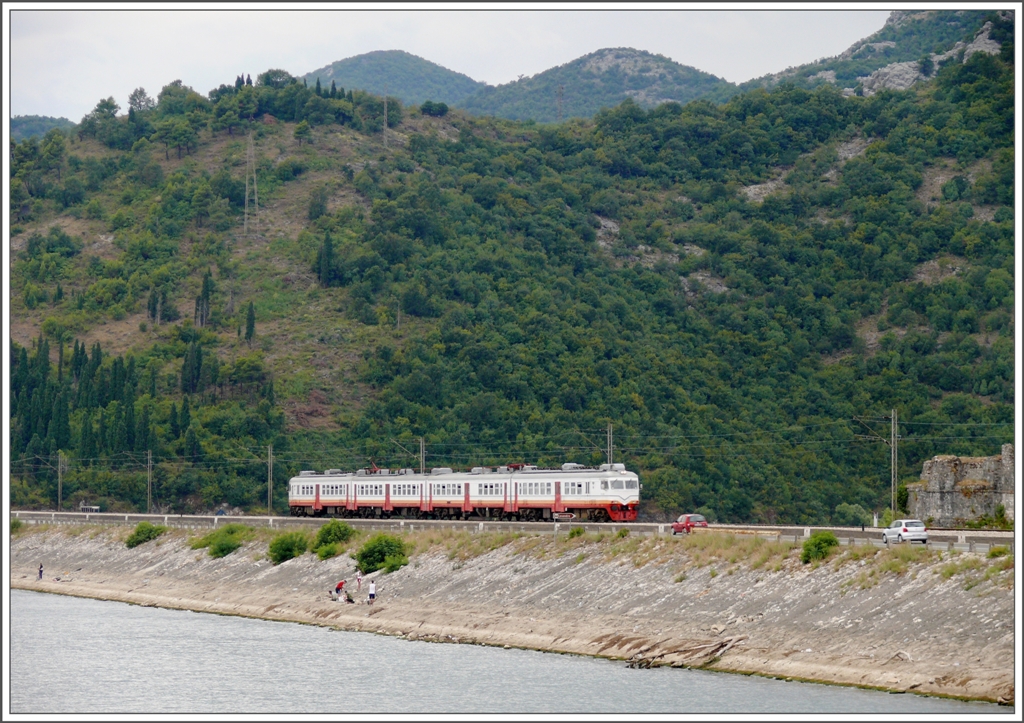 Die sch�nsten Fotostellen im s�dlichen Teil Montenegros finden sich rund um den Skutarisee. Ein Regionaltriebzug aus Bar nach Posgorica �berquert soeben den Damm von Lesendro. Seit letztem Jahr haben die blauenTriebz�ge ein neues Kleid in den Farben der ZICG erhalten. (31.07.2010)