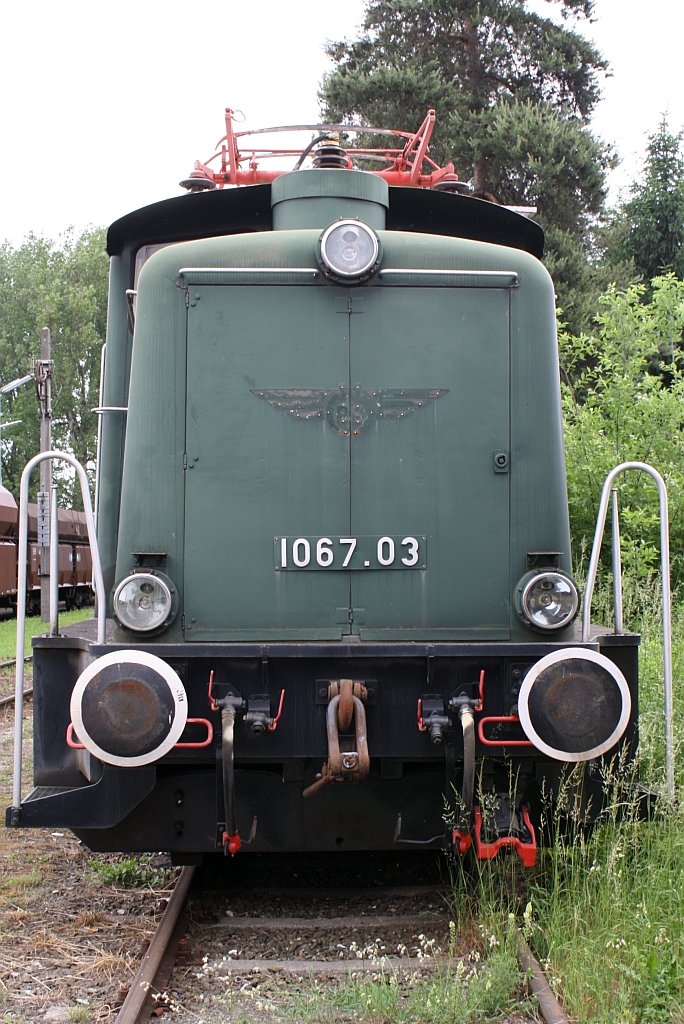 Die schon lange ausgemusterte BB 1067.03 am 11.Juni 2010 vom Gleisbergang fotografiert im Eisenbahnmuseum Knittelfeld.