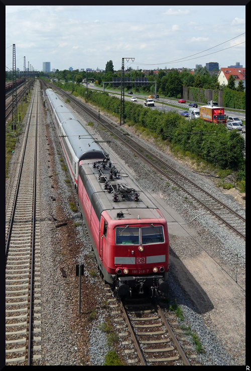 Die schon leicht verblichene 181 219-7 darf immer mal wieder auch den IC 2055 ziehen, 
so auch am 01. Juli 2013 am Mannheimer Rangierbahnhof vorbei.