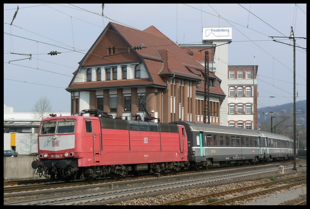 Die schon seit langem z-gestellte orientrote 181 224 hatte am 03.04.2007 den EC 54 nach Metz zu bringen und konnte in Weinheim fotografiert werden.