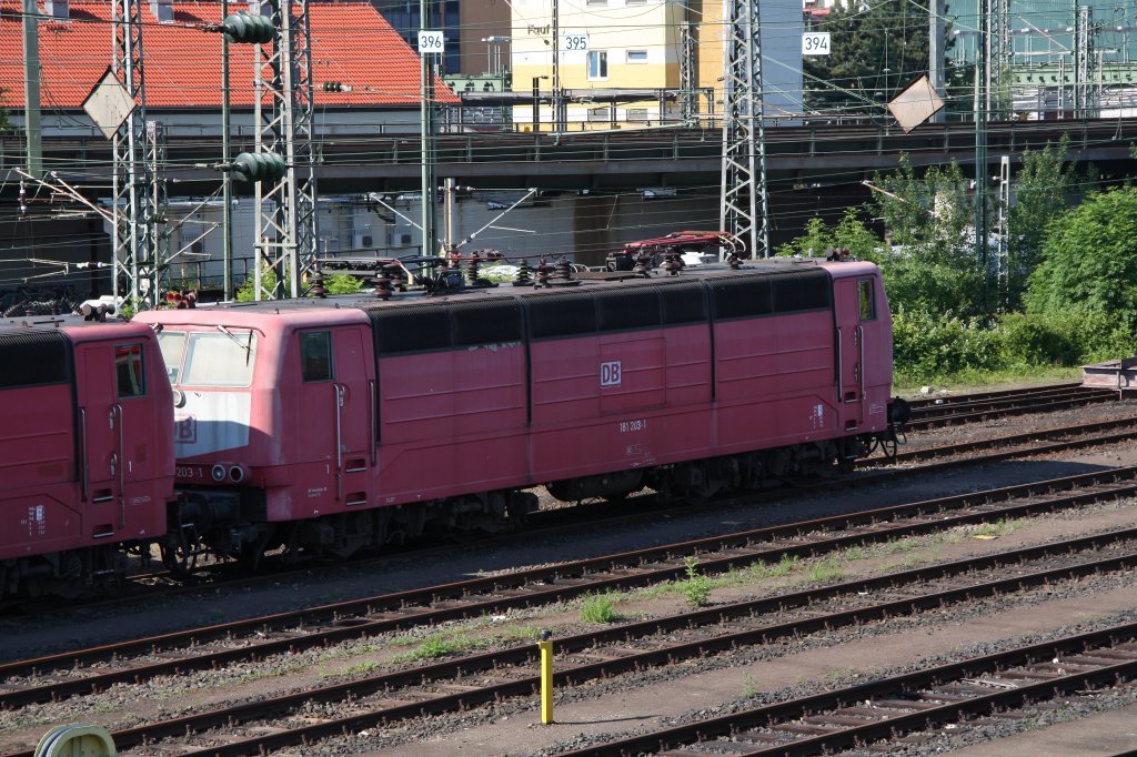 Die schon ber 3 Jahre Z-gestellte 181 203 wartet am 05.06.10 in Frankfurt/Main auf bessere Zeiten.(Bild wurde von einer ffentlichen Brcke aufgenommen)

