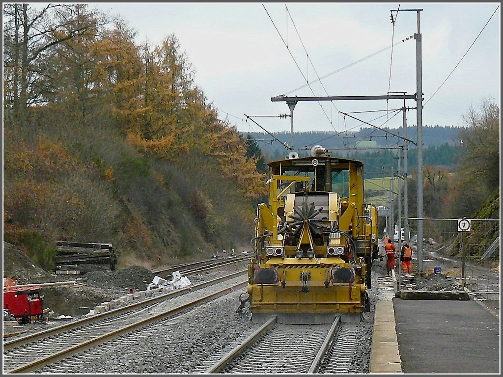 Die Schotterprofiliermaschine SSP 110 SW der Firma Wiebe bei der Arbeit im Bahnhof von Wilwerwiltz am 08.11.09. (Hans)