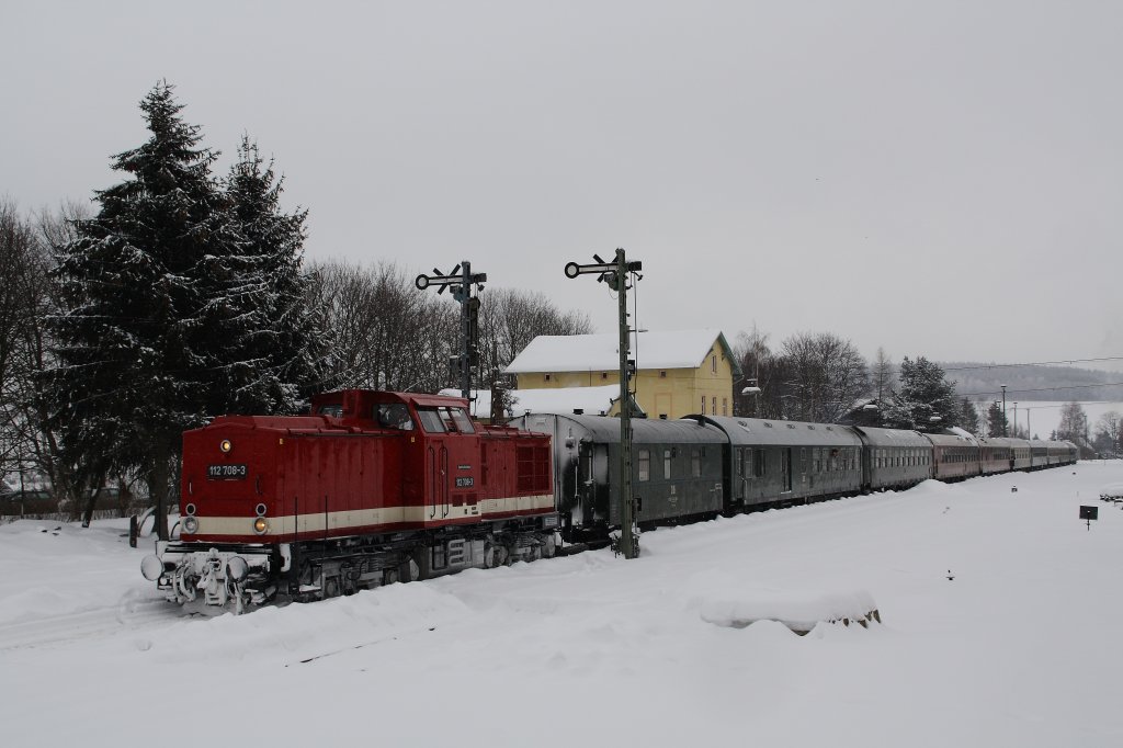 Die Schublok 112 708 im Bahnhof Schlettau. (13.02.10) 