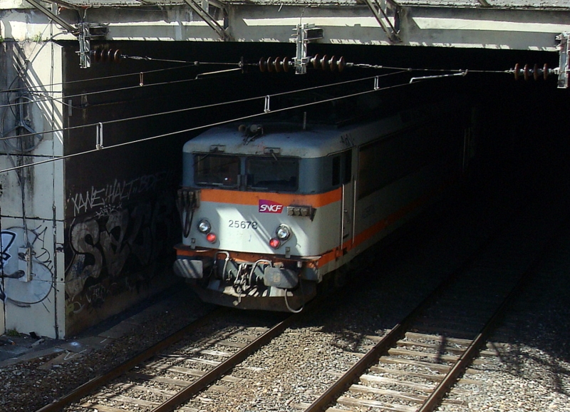 Die Schublok eines Nahverkehrszuges verschwindet im Tunnel Richtung Bahnhof Cannes. 2.4.2011