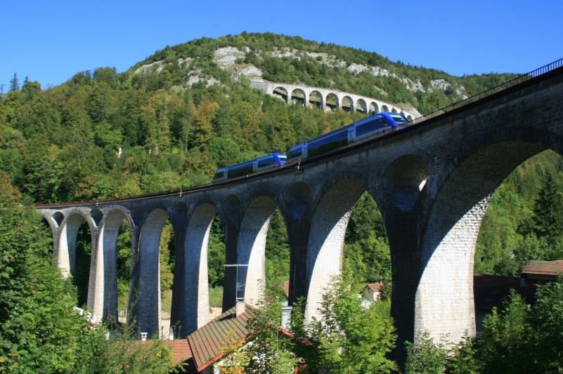 Die Schwalbenlinie. Man sagt es wre eine der schnsten Bahnlinien Frankreichs. Der berhmteste Teil der Strecke in der Ort Morez mit seinen 5 Viadukten. Der Zug aus St. Claude berquert grad den Viaducs de Morez. Im Hintergrund sieht man den Viaduc des Crottes. Morez, 10.09.2011