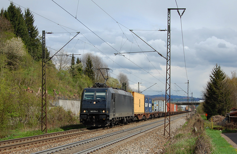 Die schwarze 185 574-1 ist am 20. April 2012 mit einem Containerzug auf der Filsbahn in Richtung Stuttgart unterwegs. In wenigen Minuten wird sie dabei den Bahnhof G�ppingen durchfahren.