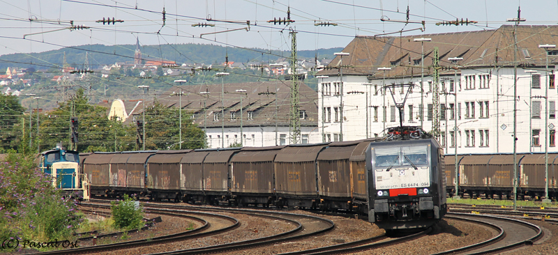 Die schwarze 189 994 durchfhrt am 4. August 2012 mit einem Ganzzug aus Schiebewandwagen einen Gleisbogen kurz vor dem Bahnhof Koblenz-Ltzel.