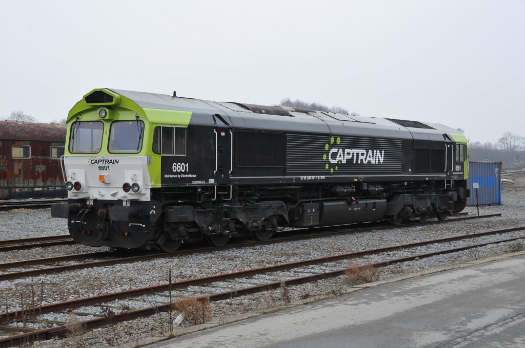Die schwarze 6601 von Captrain (92 88 0266 001-1 B-SFB) stand ebenfalls am Wochenende in Montzen geparkt. Aufgenommen am 20/02/2011.