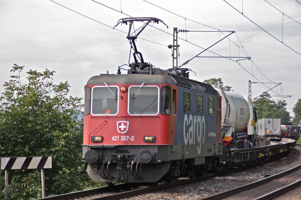 Die Schweizer Lok 421 387-2 bei Istein auf dem Weg Richtung Norden. 
