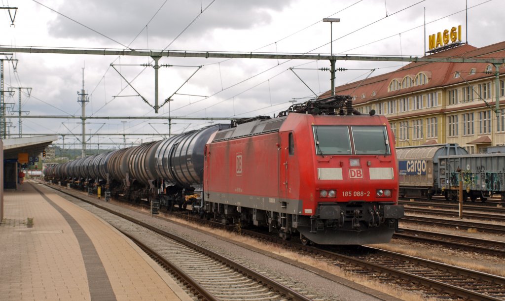 Die schweiztaugliche 185 088 steht mit Ihrem Kesselwagenzug am 21. Mai 2013 in Singen Htw. 