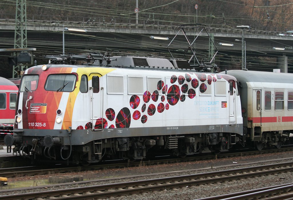 Die Science 110 325-8 zog heute den IC nach Luxemburg in Koblenz HBF ein, aufgenommen am 23.01.2010