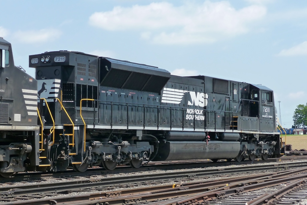Die SD80MAC der Norfork Southern, #7211, ist auf dem Gelnde der Strasburg Railroad abgestellt (02.06.09).