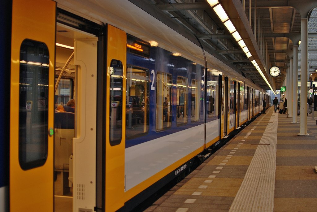 Die sechsteiliger 2616 fhrt mit Regio von Rotterdam nach Amsterdam und haltet in Amsterdam Amstel am 19.11 2010.
