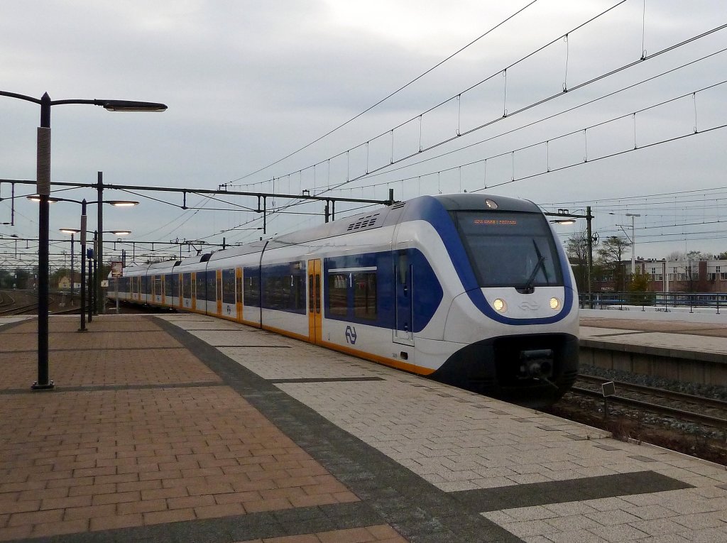 Die Sechsteiliger ET 2609 mit IR (Roosendaal - Den Haag CS) bei einfahrt von Den Haag HS.