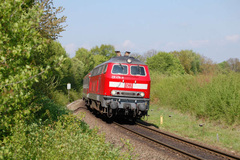 Die sehr gepflegte Karlsruher 218 478-6 zieht am sonnigen Morgen 16.4.2011 ihren RE 28023 nach Karlsruhe. Die Aufnahme entstand in der Nhe des Windener Einfahrsignals aus Richtung Karlsruhe.
