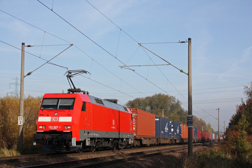 Die sehr saubere 152 007 am 27.10.11 mit einem Containerzug bei der Durchfahrt durch Hamburg-Morburg.