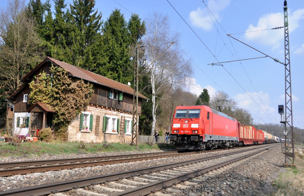 Die sehr saubere 185 380 zieht einen gem.Gterzug durch das Filstal.Das Bild entstand bei Reichenbach/Fils am 24.3.2012