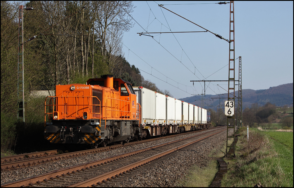 Die sehr schne G1700BB der KREISBAHN SIEGEN-WITTGENSTEIN (persnliche Lieblingslok der KSW) bringt einen Enerconzug von Kreuztal in Richtung Norden. Aufgenommen zwischen Plettenberg und Werdohl. (23.04.2010)