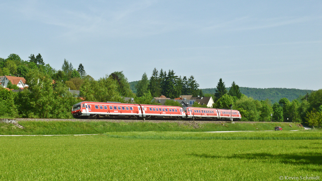 Die seit dem Halt in Pegnitz vereinten Zugteile der BR 610 aus Cheb und Bayreuth sind mit voller Neigung als RE nach Nürnberg bei Hohenstadt im Pegnitztal unterwegs. Nächster Halt ist Hersbruck (r Pegnitz). (19.05.2012)