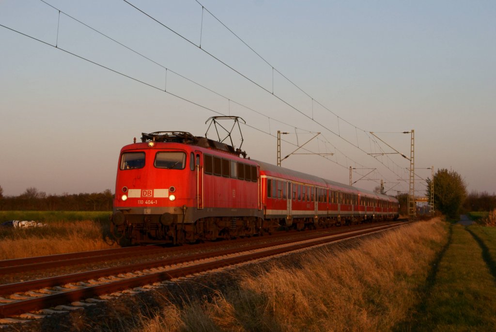 Die seit kurzem z-gestellte 110 404-1 zog am 24.10.2011 einen RE 4 Verst�rker durch Kleinenbroich
