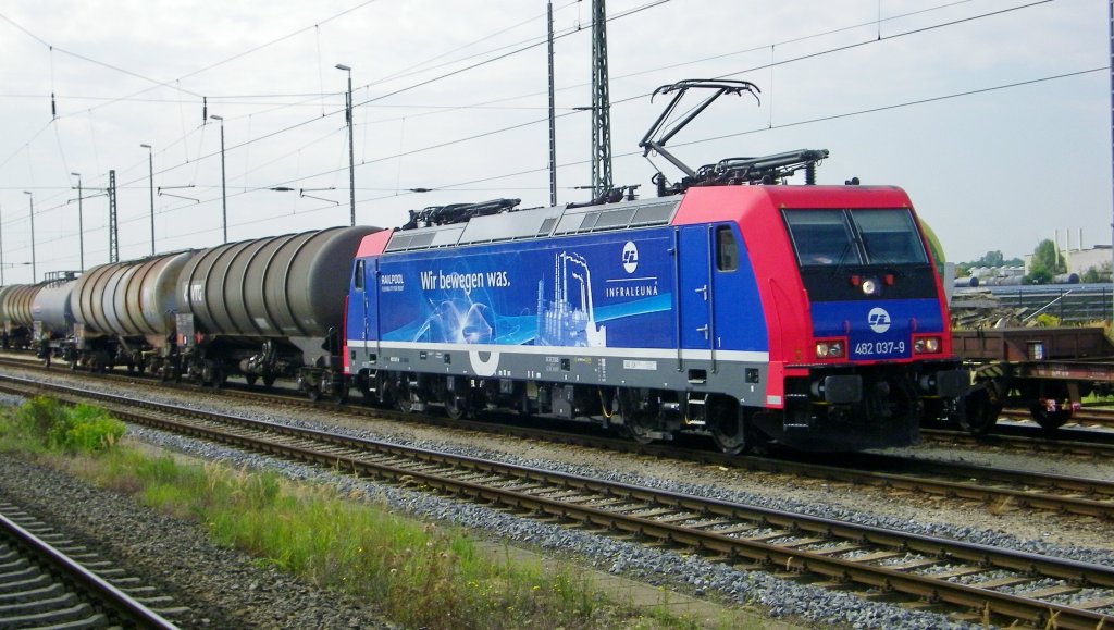 die seit Mai frisch lackierte 482 037-9 der INFRALEUNA vor einem Kesselzug bei der Einfahrt in den Bahnhof Bitterfeld (29.08.12)