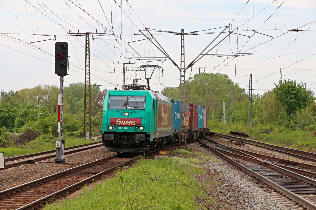 Die seit Neuestem mit Emons Werbung verkehrende 185 612-9 der Preussen Bahn GmbH (PBG) ist am 10.05.13 in Richtung Eilenburg unterwegs. Mit ihrem kurzen Seekisten-Zug legt sie in Leipzig-Thekla einen singnalbedingten Halt ein. 