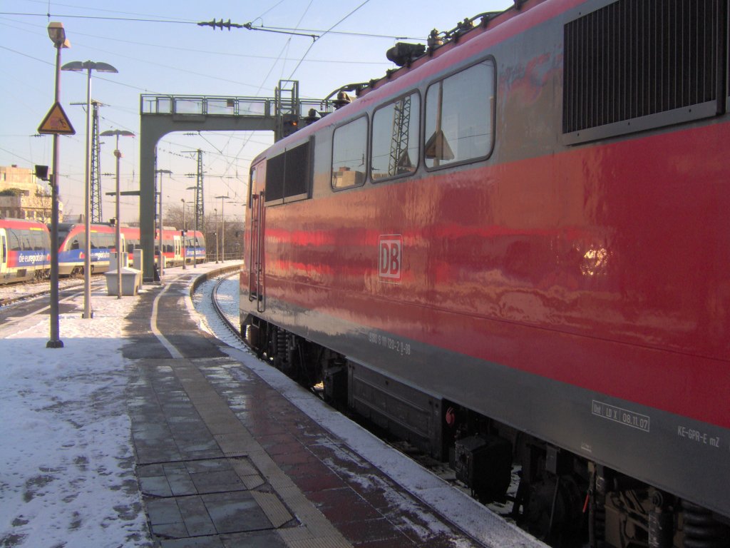 Die Seitenansicht einer BR 111 an einem verschneitem Samstag Vormittag
im Aachener HBF.