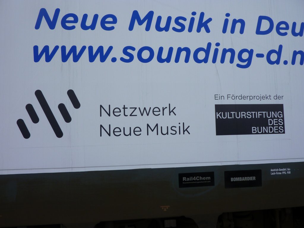 Die Seitenbeklebung der 185 517-0 des Sounding D Zuges am 29.8.2010 in Oldenburg.