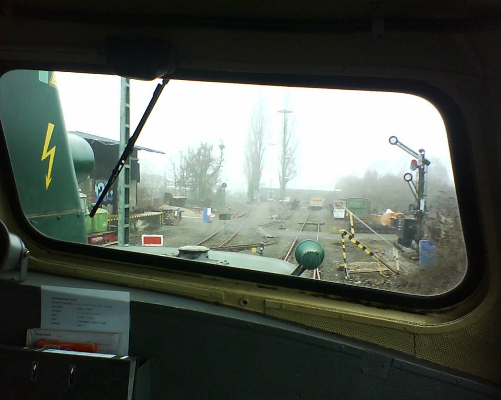 Die Sicht aus dem Fhrerstand der Henschel DH440 des RIM Kln.
Man konnte am Sonntag dem 7.2.10 Fhrerstandsmitfahrten machen fr wenig Geld und konnte dabei sich das alte BW Kln-Nippes anschauen.